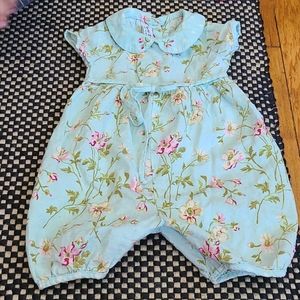 Floral baby girl jumpsuit.
